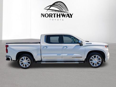 Used 2022 Chevrolet Silverado 1500 High Country w/ High Country Premium Package AWD/4WD image 3