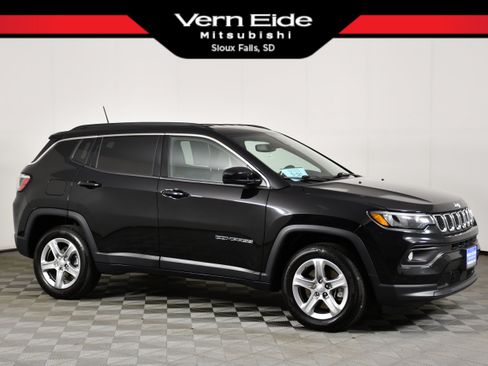 Used 2024 Jeep Compass Latitude AWD/4WD image 1