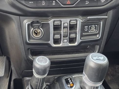 Used 2020 Jeep Wrangler Unlimited Sahara AWD/4WD image 21