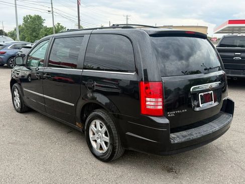 Used 2010 Chrysler Town & Country Touring FWD image 7