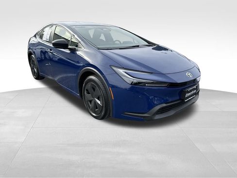 Used 2025 Toyota Prius LE image 1