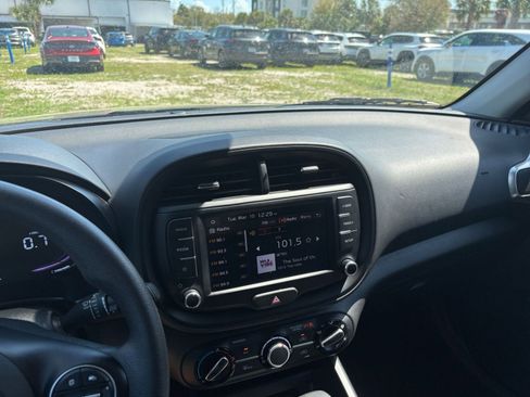 Used 2025 Kia Soul LX w/ LX Technology Package FWD image 20