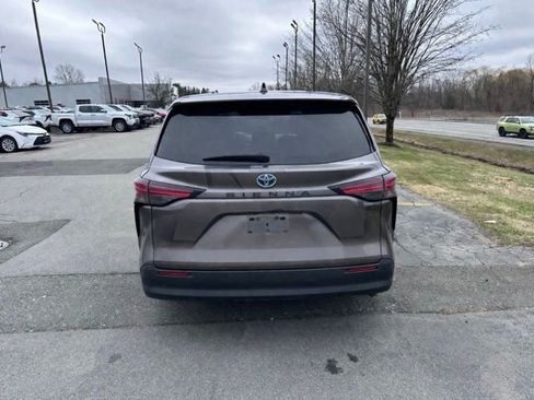 Used 2021 Toyota Sienna XLE image 4