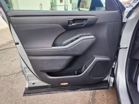 Used 2024 Toyota Highlander LE image 21
