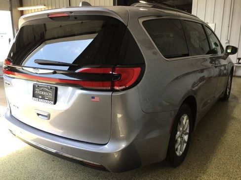 Used 2021 Chrysler Pacifica Touring-L FWD image 4