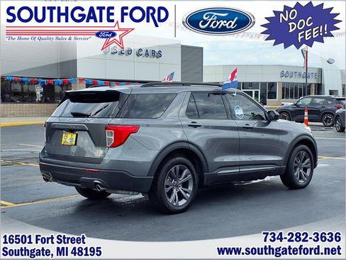 Used 2024 Ford Explorer XLT w/ Equipment Group 202A AWD/4WD image 2