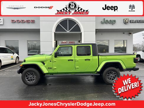 Used 2025 Jeep Gladiator Sport image 1