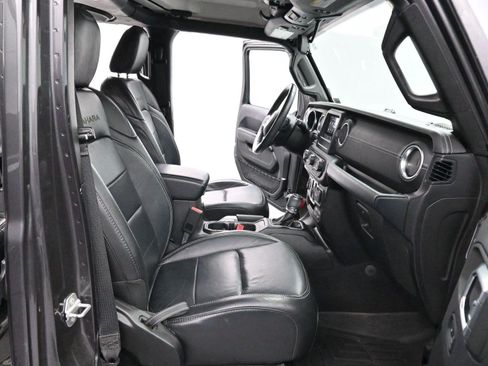 Used 2018 Jeep Wrangler Unlimited Sahara w/ Cold Weather Group AWD/4WD image 27