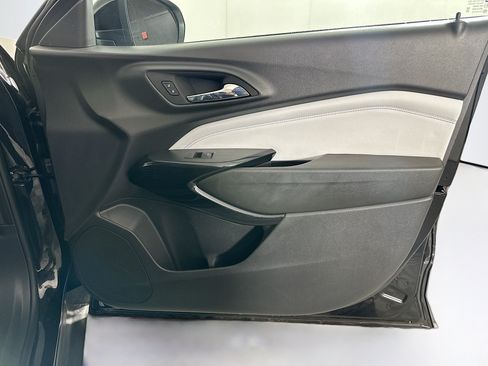 Used 2025 Chevrolet Trax LT FWD image 29