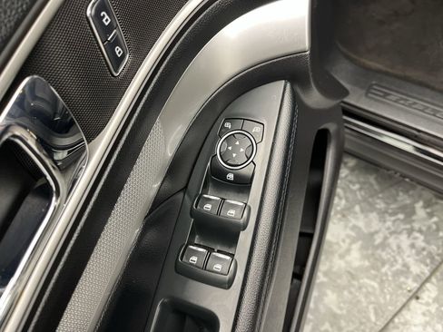 Used 2017 Ford Explorer XLT image 8