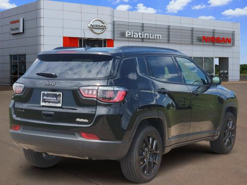 Used 2026 Jeep Compass Latitude AWD/4WD image 4