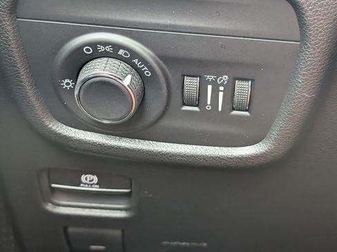Used 2025 Jeep Grand Cherokee Altitude RWD image 8