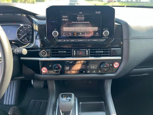 Used 2024 Nissan Pathfinder SV FWD image 8