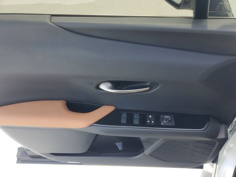 Used 2022 Lexus UX 200 w/ Premium Package FWD image 19