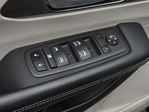 Used 2024 Chrysler Pacifica Touring-L image 10