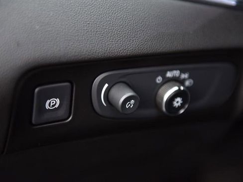 Used 2019 Buick Enclave Essence FWD image 11