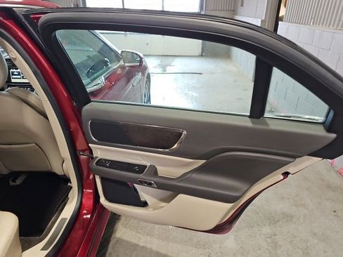 Used 2017 Lincoln Continental Premiere image 19