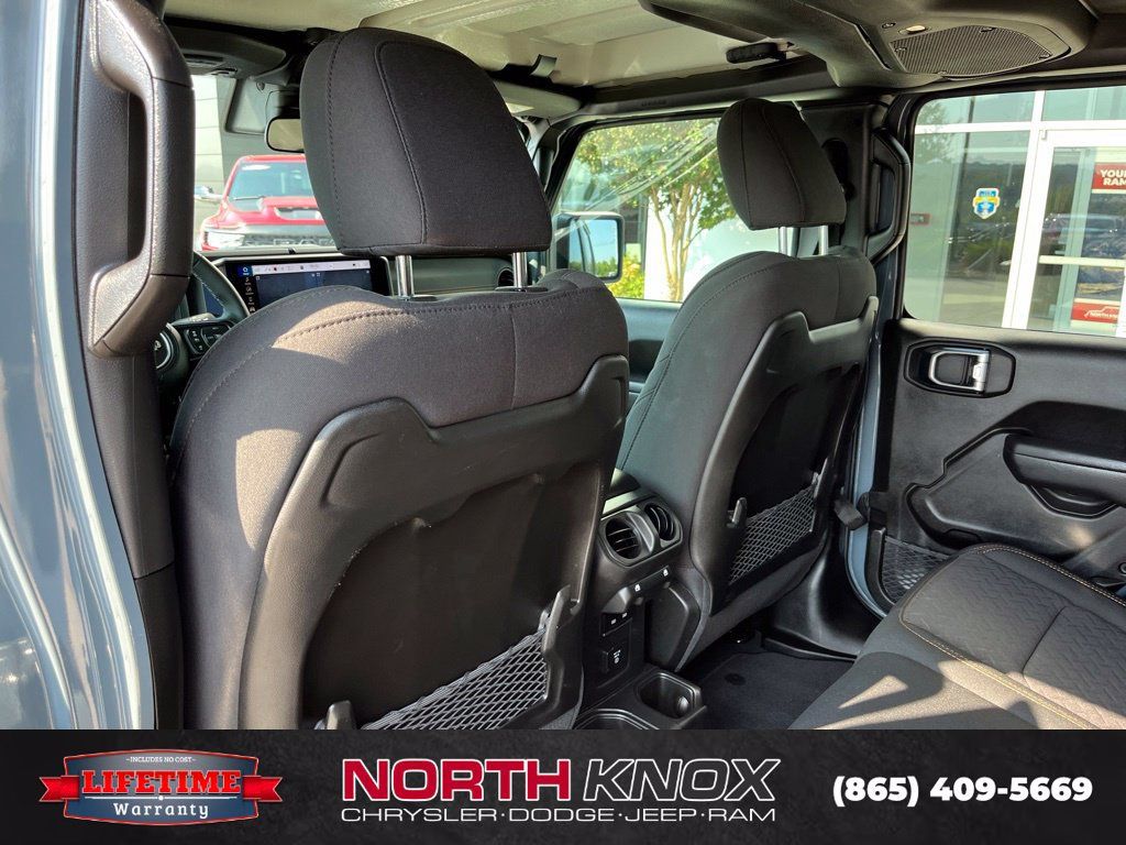 Used 2025 Jeep Gladiator Mojave w/ Convenience Group AWD/4WD image 14