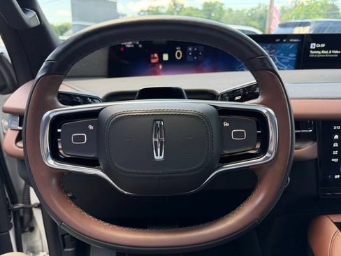 Used 2025 Lincoln Navigator Reserve AWD/4WD image 9