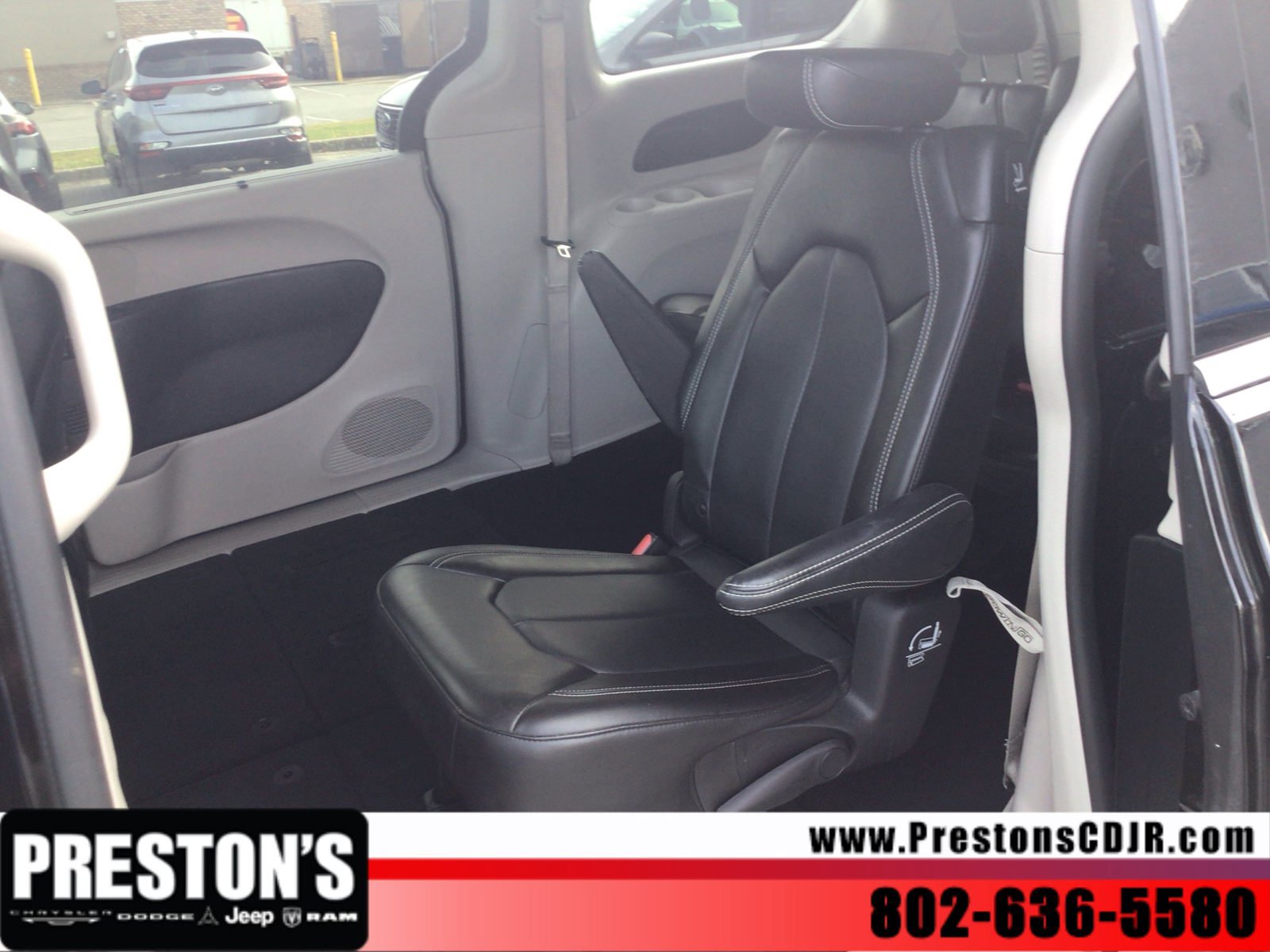 Used 2024 Chrysler Pacifica Touring-L FWD image 23