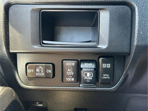 Used 2017 Toyota Tacoma TRD Off-Road AWD/4WD image 25