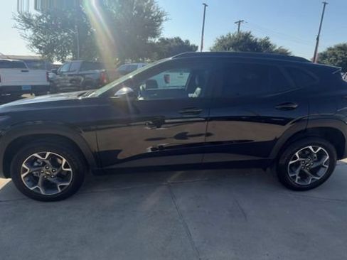 Used 2025 Chevrolet Trax LT FWD image 5