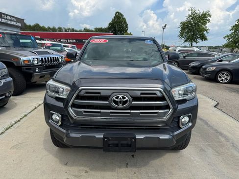 Used 2016 Toyota Tacoma Limited image 2