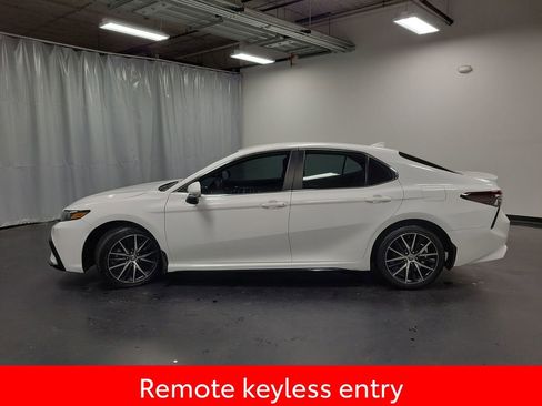 Used 2023 Toyota Camry SE image 5