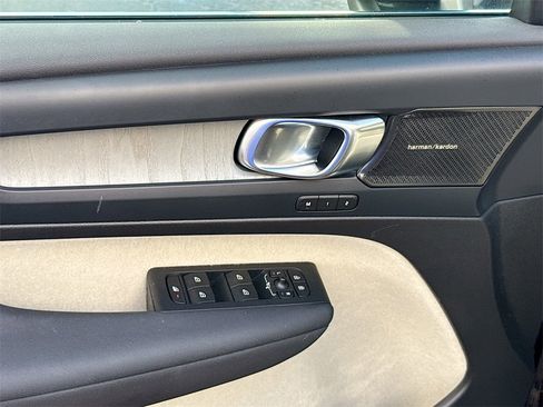 Used 2024 Volvo XC40 B5 Plus image 19