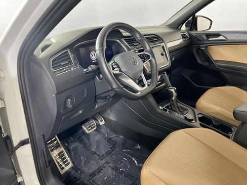 Used 2023 Volkswagen Tiguan SE R-Line AWD/4WD image 9