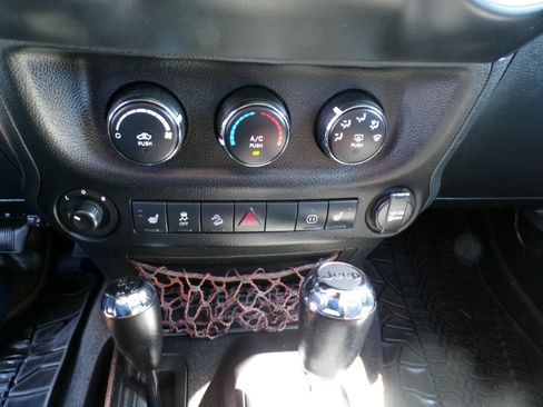 Used 2012 Jeep Wrangler Sahara AWD/4WD image 22