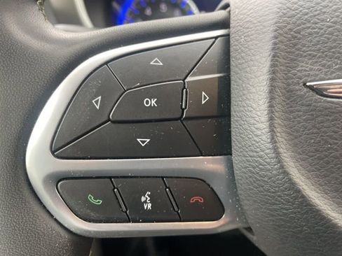 Used 2024 Chrysler Pacifica Touring-L FWD image 21