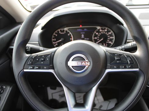 Used 2024 Nissan Altima 2.5 SV FWD image 11