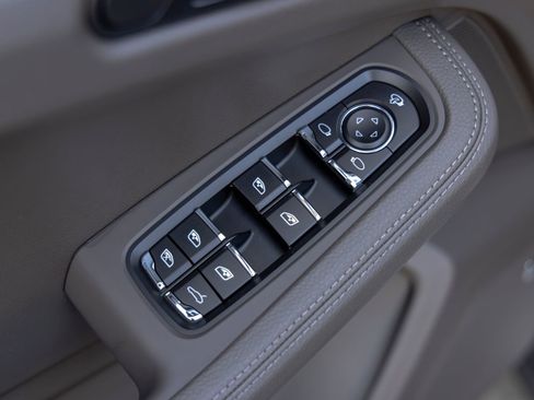 Certified 2026 Porsche Macan image 23