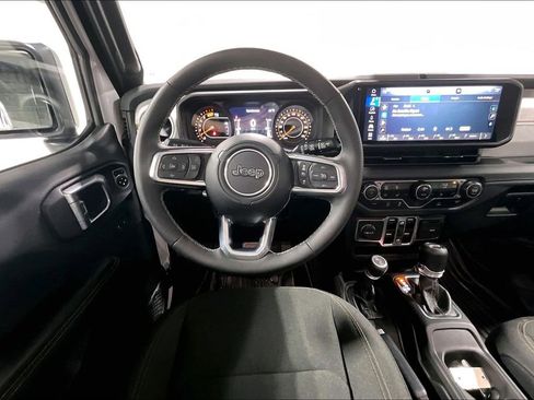 Used 2025 Jeep Wrangler Unlimited Sahara AWD/4WD image 7