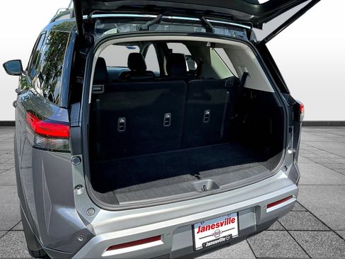 Used 2025 Nissan Pathfinder SL AWD/4WD image 9