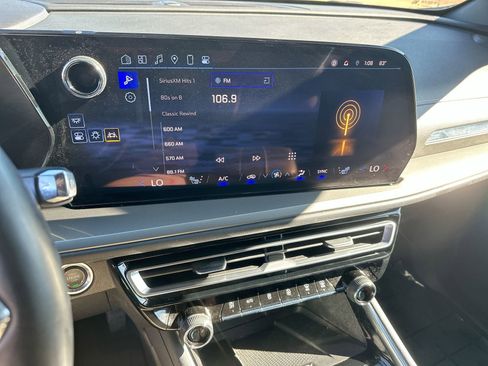 Used 2024 Chevrolet Traverse LT image 16