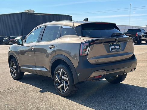 New 2026 Nissan Kicks SV w/ Charging Package image 6