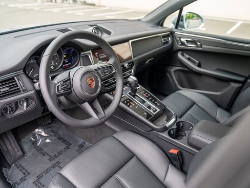 Certified 2026 Porsche Macan Turbo AWD/4WD image 4