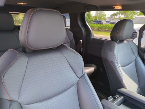Used 2021 Toyota Sienna XSE AWD/4WD image 7