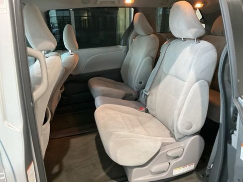 Used 2017 Toyota Sienna LE image 12