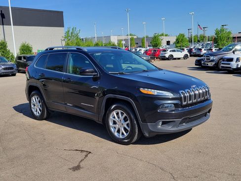Used 2016 Jeep Cherokee Latitude w/ Cold Weather Group FWD image 30