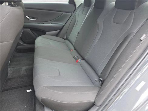 Used 2025 Hyundai Elantra SE FWD image 13