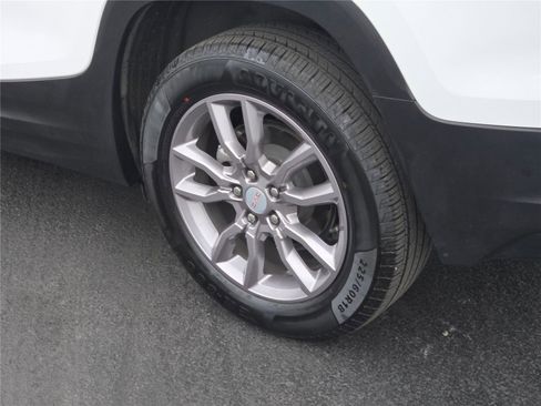 Used 2023 GMC Terrain SLT image 18