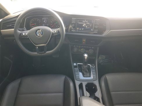 Used 2021 Volkswagen Jetta SE w/ SE Cold Weather Package image 9