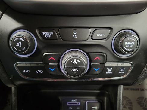 Used 2014 Jeep Cherokee Latitude w/ Comfort/Convenience Group image 19