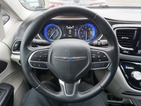 Used 2018 Chrysler Pacifica Touring-L w/ Tire & Wheel Group image 3