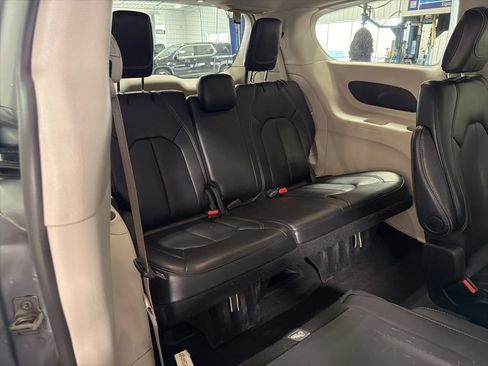 Used 2024 Chrysler Pacifica Touring-L FWD image 19