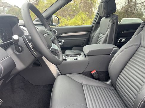 New 2025 Land Rover Discovery Dynamic SE image 4