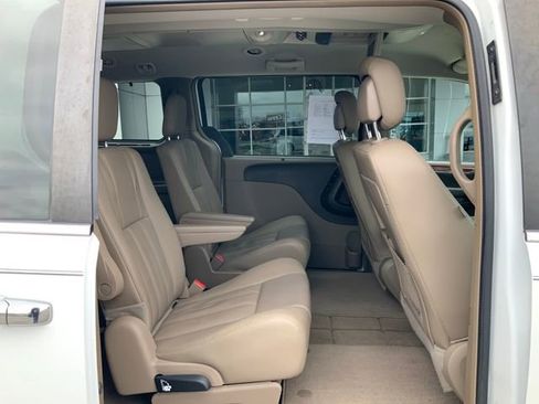 Used 2015 Chrysler Town & Country Touring-L w/ Driver Convenience Group image 19
